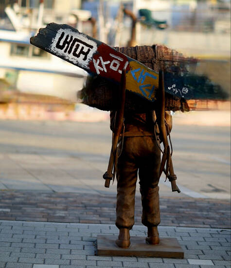 김동욱 서예가가 포항시 동빈로 항 조형물 앞에서 독도 주민숙소 현판 퍼포먼스 행사를 열고 있다. /쌍산 김동욱 서예가