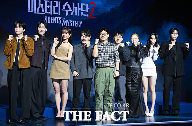 방송인 이용진과 가수 존박, 배우 혜리, 김서구PD, 정종연PD, 이원기PD, 댄서 가비, 그룹 에스파의 카리나, 배우 김도훈(왼쪽부터)이 19일 오전 서울 마포구 호텔 나루 서울 엠갤러리에서 열린 넷플릭스 오리지널 예능 ‘미스터리 수사단’ 시즌2 제작발표회에 참석해 포즈를 취하고 있다. /서예원 기자