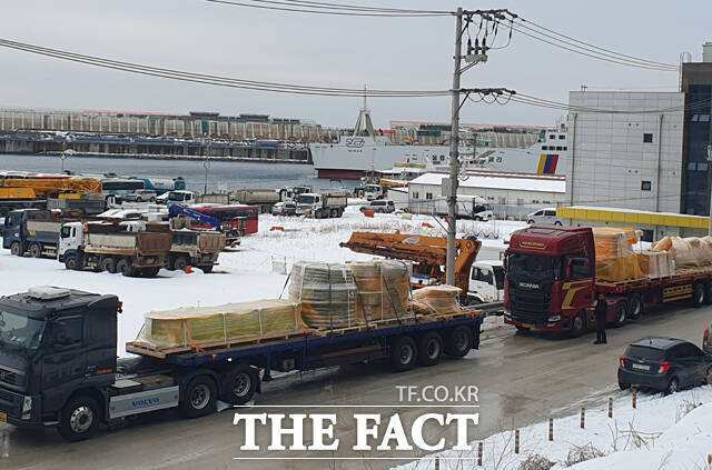 울릉군이 도입한 2000kW급 이동형 발전기가 최근 울릉도에 도착했다. / 독자