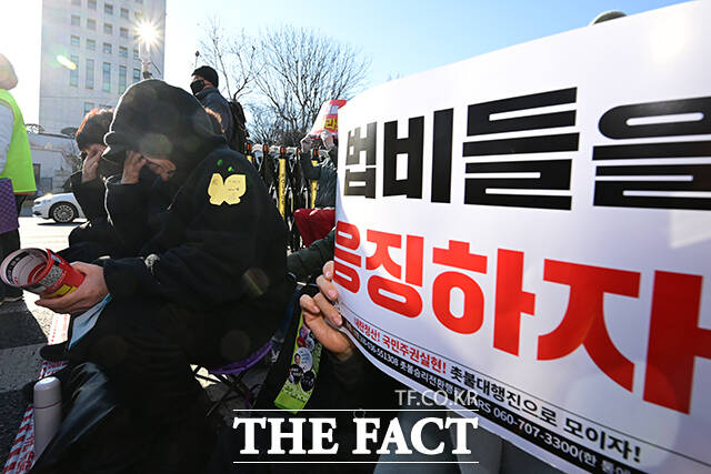 윤석열 전 대통령의 내란 우두머리 혐의 1심 선고 날인 19일 오후 서울 서초구 서울중앙지법 인근에서 열린 촛불행동 집회에서 윤 전 대통령의 무기 징역형 선고에 참석자들이 고개를 떨구고 있다. /남윤호 기자