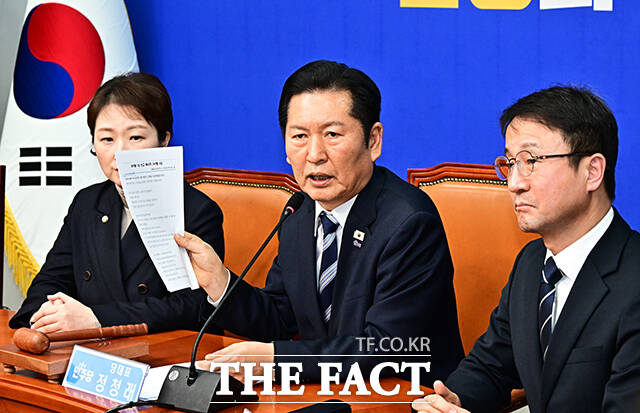 정청래 더불어민주당 대표가 19일 오후 서울 여의도 국회에서 열린 최고위원회의에 참석해 윤석열 전 대통령의 1심 선고에 대한 입장을 밝히고 있다. /국회=배정한 기자