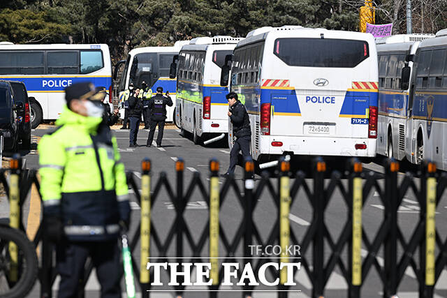 윤석열 전 대통령의 12·3 비상계엄 관련 내란 우두머리 등 혐의 1심 선고가 있는 19일 서울시 서초구 서울중앙지법 일대에 차벽과 경찰인력이 배치돼 있다. /김성렬 인턴기자