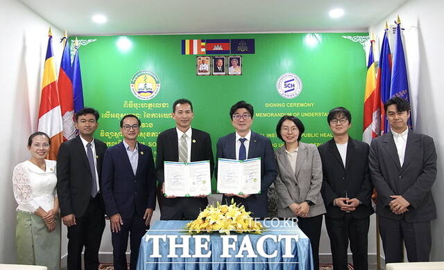 순천향대학교와 캄보디아 국립보건원(NIPH) 관계자들이 업무협약(MOU) 체결 후 기념촬영을 하고 있다. /순천향대학교