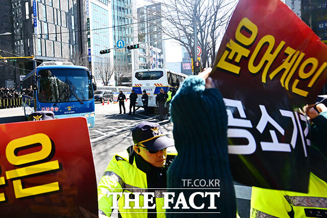 윤석열 전 대통령의 지지자들이 19일 서울 서초구 서울중앙지방법원 앞에서 윤 전 대통령이 탑승한 호송차를 보며 구호를 외치고 있다. /남윤호 기자