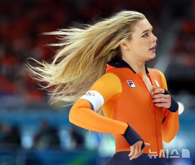 지난 15일(현지 시간) 2026 밀라노 코르티나담페초 동계올림픽 스피드 스케이팅 여자 500m 경기에서 경기를 마친 후 트랙을 돌고 있는 유타 레이르담. 앞서 1000m에서 올림픽기록으로 금메달을 딴 레이르담은 500m에서는 은메달을 획득했다. / 뉴시스