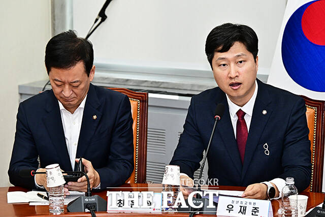 우재준 국민의힘 청년최고위원이 19일 최고위원회 차원에서 배현진 의원에 대한 징계를 취소했으면 한다고 밝혔다. 사진은 우 최고위원(오른쪽)이 지난해 8월 최고위원회의에 참석해 모두발언을 하고 있는 모습. /배정한 기자