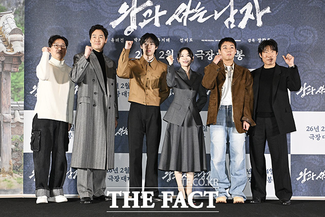 장항준 감독(왼쪽)의 신작 왕과 사는 남자가 설 연휴 극장가를 사로잡으며 누적 관객 수 417만 명을 돌파했다. /송호영 기자