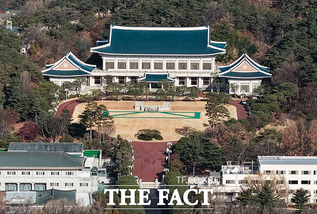 청와대는 19일 김여정 북한 노동당 부부장 담화에 대해 평화를 만들어 가기 위한 노력을 남북이 함께 하기를 바란다는 입장을 밝혔다. 2025년 12월 21일 오전 서울 종로구 청와대의 모습이 보이고 있다. /박헌우 기자