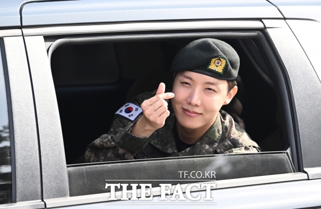 제이홉은 2월 18일 생일을 맞아 무려 3억 5000만 원을 쾌척하며 선한 영향력을 보여줬다. 사진은 제이홉이 2년전 군 복무를 마치고 전역하던날 부대앞으로 마중나온 팬들에게 인사하고 있다. /원주=박헌우 기자