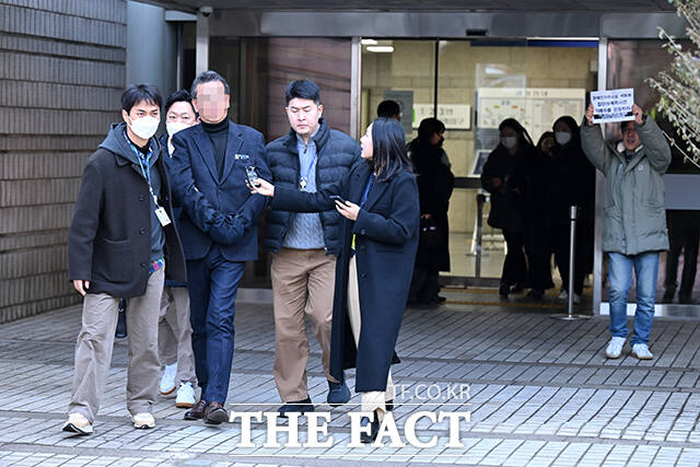 시설장 김 씨와 종사자가 구속 심사를 마친 후 법원을 나서자 시민단체 회원이 항의하는 모습.