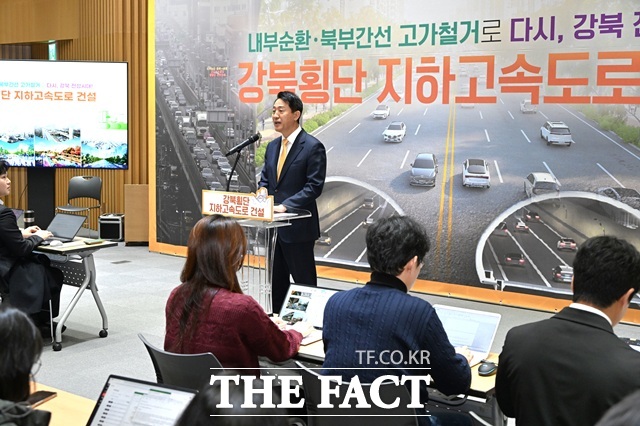 오세훈 서울시장이 18일(목) 강북횡단 지하고속도로 건설 기자설명회에서 강북권 도로공간 대개조사업 계획에 대해 설명하고 있다./서울시