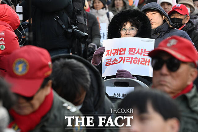 윤석열 전 대통령의 12·3 비상계엄 관련 내란 우두머리 등 혐의 1심 선고가 있는 19일 윤 전 대통령의 지지자들이 서울시 서초구 서울중앙지법 일대에서 1심 선고 방송을 지켜보고 있다. /김성렬 인턴기자