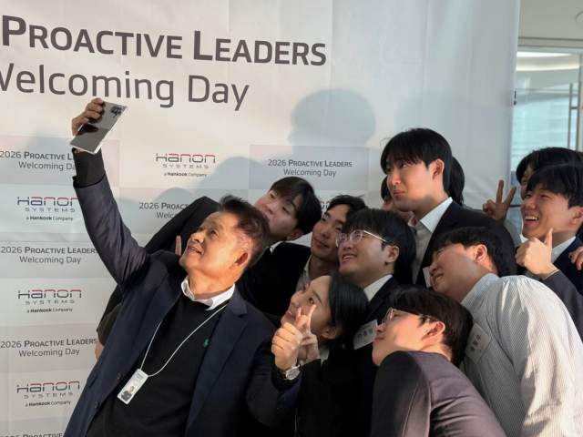 이수일 한온시스템 대표이사가 지난 13일 경기 성남 본사에서 열린 신입사원 환영 행사에서 신입사원들과 사진을 찍고 있는 모습. /한온시스템