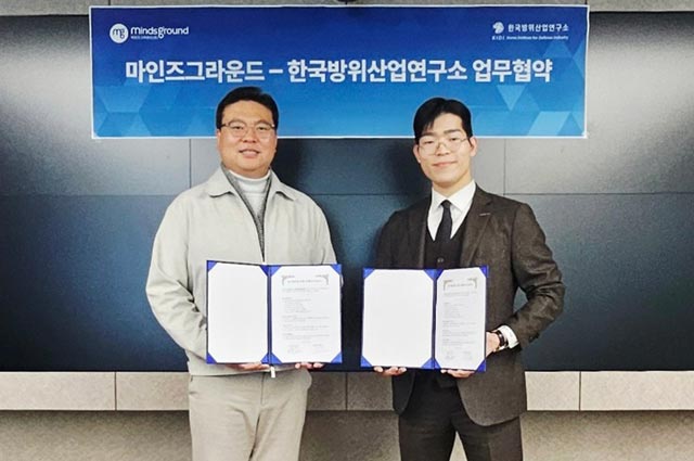 마인즈그라운드㈜ 민환기 대표이사(오른쪽)와 한국방위산업연구소 최기일 소장이 K-방산 글로벌 확산 및 수출 경쟁력 강화를 위한 업무협약(MOU)을 체결한 뒤 기념촬영을 하고 있다. /마인즈그라운드