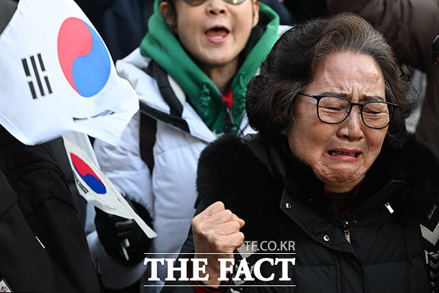 윤석열 전 대통령의 내란 우두머리 혐의 1심 선고 날인 19일 오후 서울 서초구 서울중앙지법 인근에서 집회 참석자가 윤 전 대통령의 1심 무기징역형 선고에 눈물을 흘리고 있다. /김성렬 인턴기자