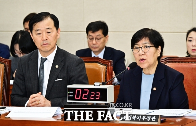 19일 의료사고심의위위원회라는 기구를 만들어 중과실을 판단하고 단순과실이면 검찰에 기소 자제를 권고하는 의료분쟁조정법 개정안 내용에도 환자들 우려가 크다. 사진은 정은경 보건복지부 장관이 2025년 11월 12일 서울 여의도 국회에서 열린 보건복지위원회 전체회의에 출석해 질의에 답변을 하는 모습. /국회=배정한 기자