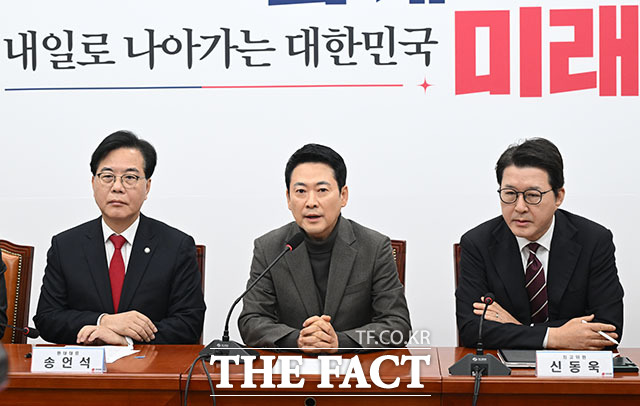 장동혁 국민의힘 대표(가운데)가 19일 오전 서울 여의도 국회에서 열린 최고위원회의에서 모두발언을 하고 있다. /국회=남용희 기자