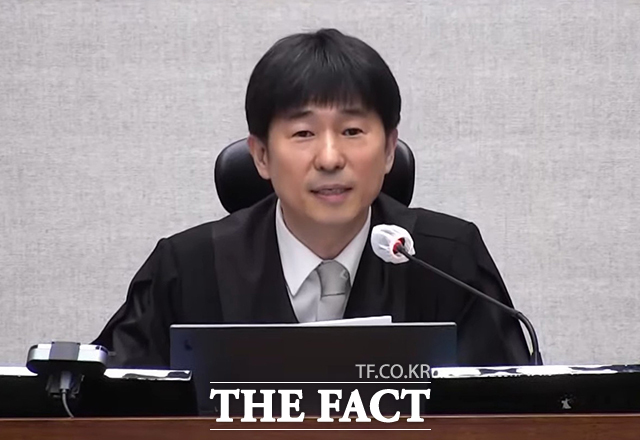 서울중앙지법 형사합의25부(지귀연 부장판사)는 내란 우두머리 혐의로 기소된 윤석열 전 대통령에게 무기징역을 선고했다. 사진은 지 부장판사가 19일 오후 서울 서초구 서울중앙지방법원에서 열린 내란 우두머리 등 혐의로 기소된 윤석열 전 대통령과 김용현 전 국방부 장관, 노상원 전 정보사령관 등에 대한 선고 공판을 열고 있는 모습../박헌우 기자