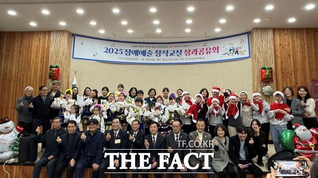 충남예술인 파견 지원사업 예술로 성과 공유회에 참석한 직원들이 기념 촬영을 하고 있다. /충남문화관광재단