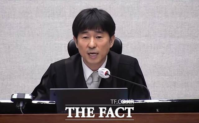 지귀연 부장판사가 19일 오후 서울 서초구 서울중앙지방법원에서 내란 우두머리 등 혐의로 기소된 윤석열 전 대통령과 12·3 비상계엄 사태 핵심 인물 김용현 전 국방부 장관, 노상원 전 정보사령관, 김용군 전 제3야전군사령부 헌병대장, 조지호 전 경찰청장, 김봉식 전 서울경찰청장, 윤승영 전 경찰청 국가수사본부 수사기획조정관, 목현태 전 국회경비대장 등 8명에 대한 선고 공판을 열고 있다. /서울중앙지방법원