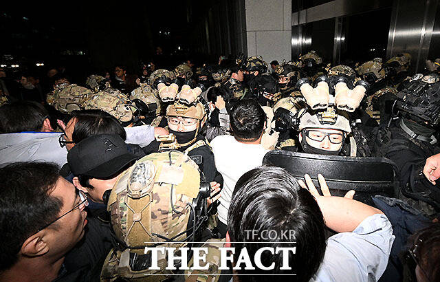 윤석열 전 대통령이 비상계엄을 선포한 직후인 2024년 12월4일 새벽 서울 여의도 국회에 계엄군이 진입하고 있다. /국회=박헌우 기자
