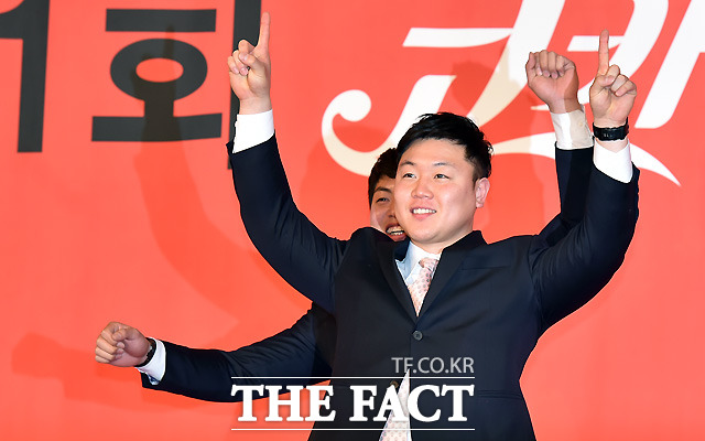 한국 봅슬레이의 전설 원윤종(41)이 19일(한국시간) IOC(국제올림픽위원회) 선수위원으로 당선됐다. 사진은 원윤종이 2016년 3월 16일 제 21회 코카콜라 체육대상에서 최우수선수상을 수상한 뒤 축하 세리머니를 하는 모습. /이새롬 기자