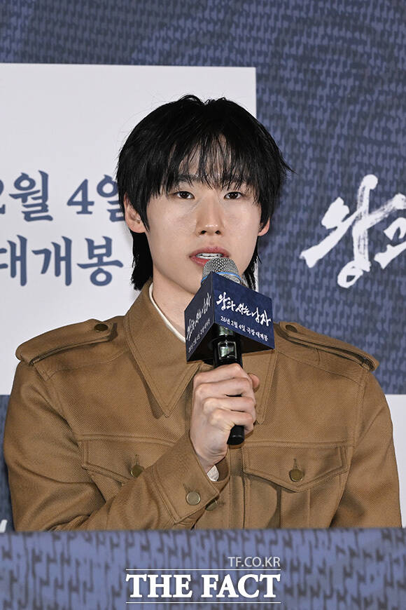 김민은 왕과 사는 남자에서 광천골 촌장 엄흥도의 아들 엄태산 역을 맡아 열연을 펼쳤다. 사진은 지난 1월 강남구 메가박스 코엑스에서 열린 영화 왕과 사는 남자 언론시사회 및 기자간담회에 참석해 취재진의 질의에 답하고 있는 모습. /송호영 기자