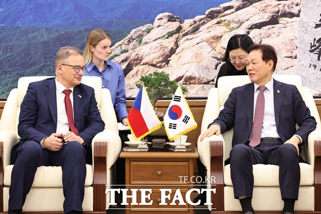 박완수 경남도지사(오른쪽)가 19일 경남을 공식 방문한 이반 얀차렉 주한체코대사를 접견하고 있다. /경남도