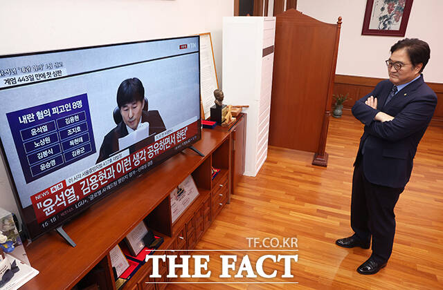 우원식 국회의장이 19일 오후 서울 여의도 국회 의장집무실에서 윤석열 전 대통령 내란 우두머리 혐의 1심 선고 생중계를 시청하고 있다. /국회=배정한 기자