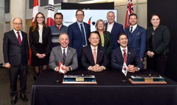 모호크대학 폴 암스트롱 총장(앞줄 왼쪽), 한화오션 김희철 대표(앞줄 가운데), 온타리오조선소 숀 파둘로 대표(앞줄 오른쪽)가 전략적 협력 의향서(LOI)를 체결한 뒤 캐나다 국회의원 등 관계자들과 함께 기념촬영을 하고 있다. /한화오션