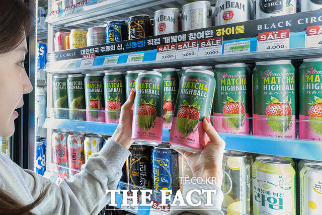 소비자들이 편의점에서 흔히 접하는 캔 하이볼이 모두 저렴해지는 것은 아니다. 편의점 하이볼 중 상당수는 레몬이나 자몽 등 과즙이 함유되어 주세법상 과실주(세율 30%)로 분류되는데, 이들은 이미 낮은 세율을 적용받고 있어 이번 혼성주(세율 72%→감면) 감세 대상이 아니다. 사진은 기사 내용과 무관. /세븐일레븐
