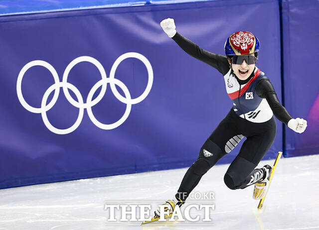 쇼트트랙 김길리가 18일(현지시간) 이탈리아 밀라노 아이스스케이팅 아레나에서 열린 2026 밀라노·코르티나 담페초 동계올림픽 여자 쇼트트랙 3000m 계주 결승에서 금메달을 차지하자 포효하고 있다. /밀라노=뉴시스
