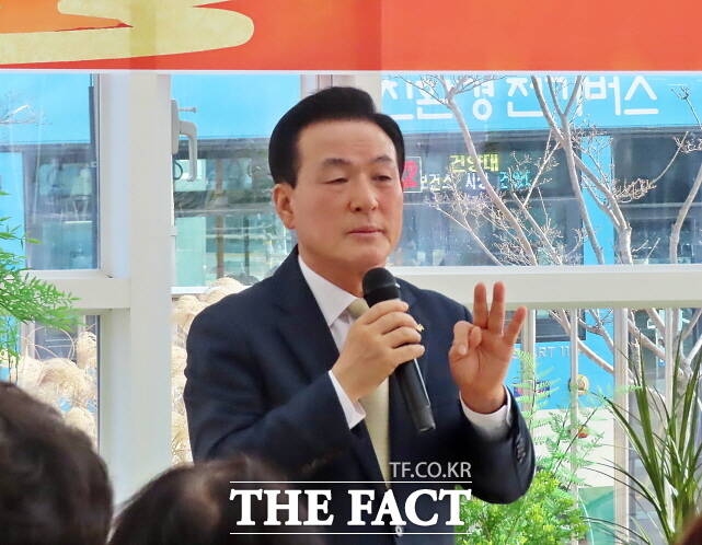 백성현 시장이 언론간담회에서 시정 설명하고 있다. /김형중 기자