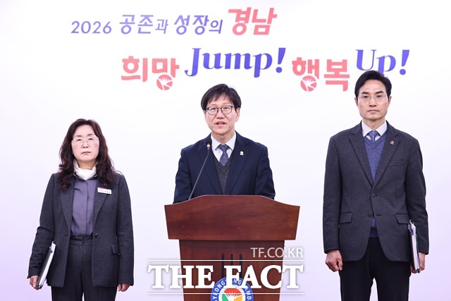 김성규(가운데) 교육청년국장이 정주인재 양성을 위한 중점 추진 전략을 설명하고 있다. /경남도