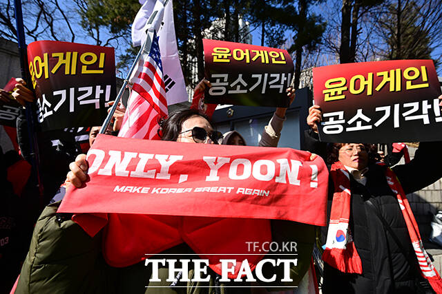 윤석열 전 대통령의 지지자들이 19일 서울 서초구 서울중앙지방법원 앞에서 윤 전 대통령이 탑승한 호송차를 기다리며 구호를 외치고 있다. /남윤호 기자