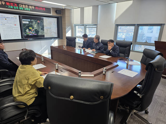 경북농협이 경북도청 방역상황실을 방문해 관계자와 방역 추진 현황, 주요 조치 사항 등에 대해 논의하고 있다. /경북농협