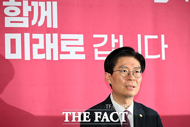 조정훈 국민의힘 인재영입위원장이 19일 오전 서울 여의도 국회에서 인재영입위 3차 회의를 마친 뒤 취재진의 질문에 답하고 있다. /국회=남용희 기자