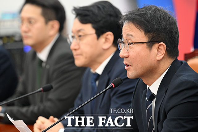 모두발언 하는 한 원내대표(오른쪽).