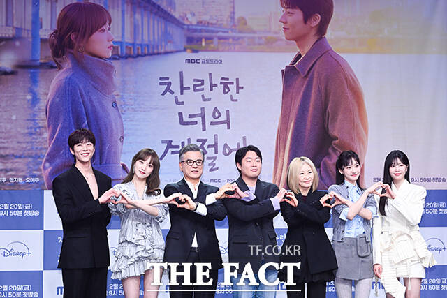 배우 채종협과 이성경, 강석우, 정상희 PD, 배우 이미숙, 한지현, 오예주(왼쪽부터)가 19일 오후 서울 마포구 상암 MBC에서 열린 금토드라마 ‘찬란한 너의 계절에’ 제작발표회에 참석해 포즈를 취하고 있다. /서예원 기자