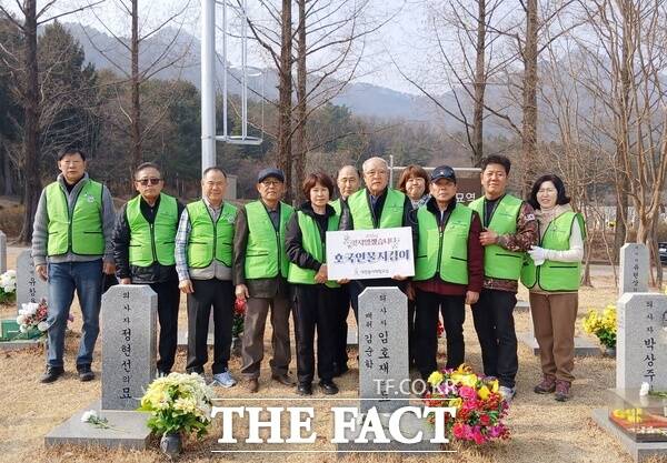 호국보훈기념사업회가 15일 국봉사자 20여 명이 국립대전현충원을 찾아 매월 둘째 주 진행하는 의사자 65인에 대한 참배를 진행했다. /호국보훈기념사업회