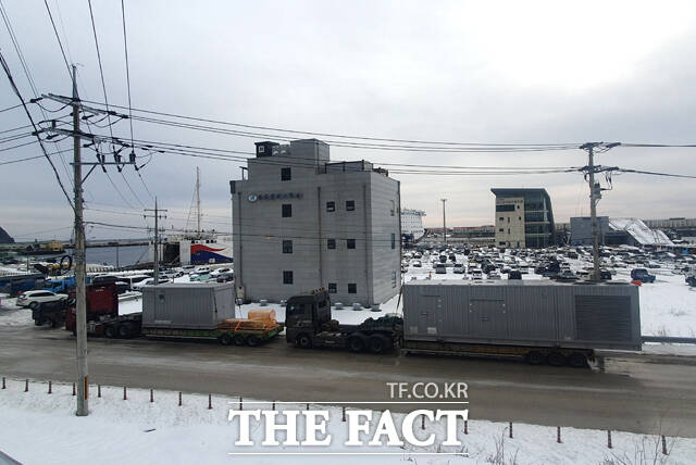 울릉군이 도입한 2000kW급 이동형 발전기가 최근 울릉도에 도착했다. / 독자