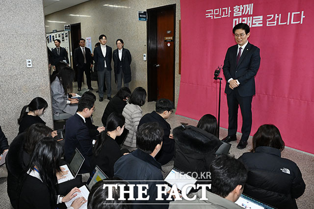 인재영입위 3차 회의 마친 뒤 취재진의 질문에 답하는 조 위원장.