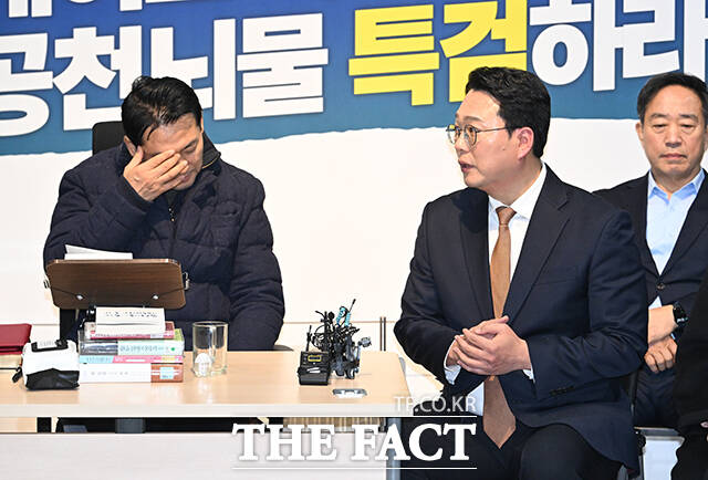 천하람 개혁신당 원내대표가 19일 국민의힘과의 선거연대를 일축했다. 사진은 천 원내대표(오른쪽)가 지난달 16일 국회 로텐더홀에서 단식농성에 돌입한 장동혁 국민의힘 대표와 대화하는 모습. /박헌우 기자