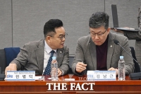  '쿠팡 개인정보유출 대책 간담회' 대화 나누는 민병덕-김남근 [포토]