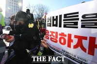  '尹 무기징역' 눈물 터뜨린 집회 참가자 [TF사진관]