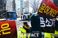  법원 도착한 윤석열 탑승 호송차 [TF사진관]