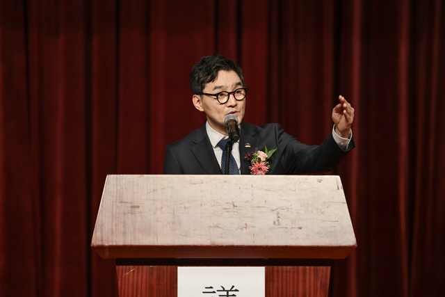 한국음악저작권협회(KOMCA) 제24대 회장 추가열이 신임 이시하 회장(제25대)에게 바통을 건네고 퇴진한다. 통상 대중문화계 유관단체 수장이 교체되면 성과 지우기 혹은 전임 깎아내리기라는 잡음에 시달리게 마련이지만, 이번 이·취임식은 사뭇 다른 풍경을 예고하고 있다. /KOMCA