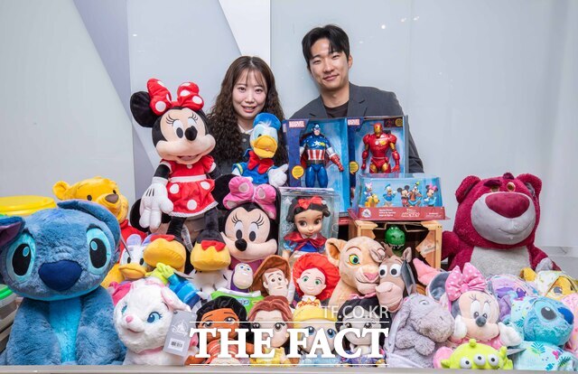 서울 강남구에 위치한 현대백화점 무역센터점 지하1층 대행사장에서 직원들이 디즈니 스토어의 굿즈 상품을 소개하고 있다. /현대백화점그룹