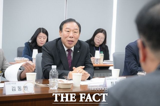 최민호 세종시장이 20일 부강산업단지를 찾아 현장 관계자와 허심탄회한 대화를 나누고 있다. /세종시