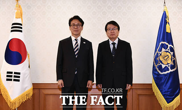 김민석 총리가 오영근 국가인권위원회 상임위원과 기념촬영을 하고 있다.